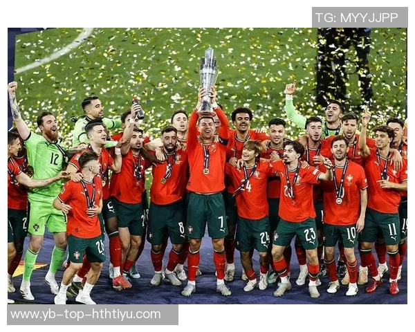 C罗分享球队合影庆祝晋级世界杯激励全队继续奋斗为葡萄牙加油